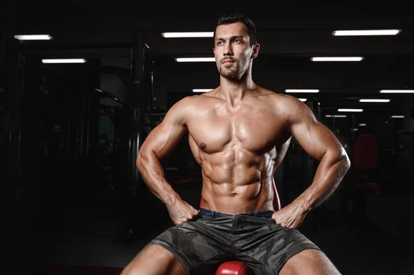 Uomo con allenamento con i pesi in palestra attrezzature sport club fitness e bodybuilding — Foto Stock