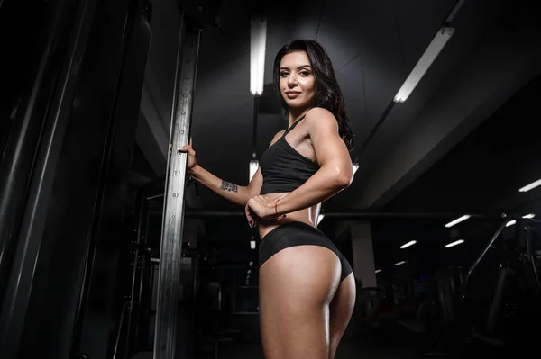 Sexy morena fitness mujer mojada después del entrenamiento en el gimnasio fitness y culturismo —  Fotos de Stock