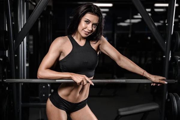 Σέξι μελαχρινή γυμναστήριο υγρό γυναίκα μετά την προπόνηση στο γυμναστήριο fitness και bodybuilding — Φωτογραφία Αρχείου