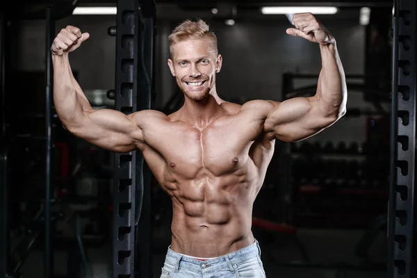 Silný a krásný sportovní mladý muž svaly abs a biceps fitness a kulturistika — Stock fotografie