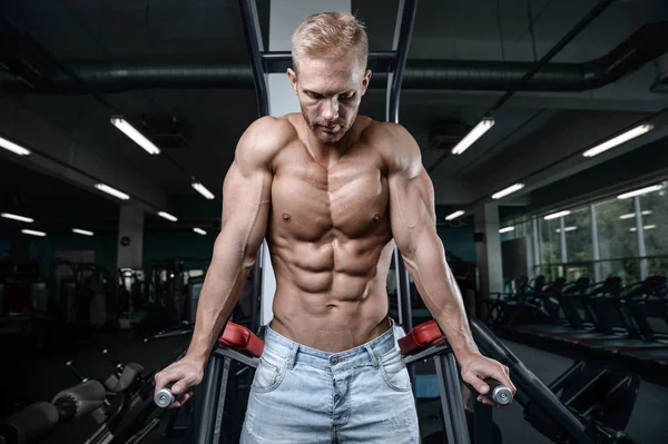 Ισχυρό και όμορφος αθλητικός νέος άνθρωπος μυς abs και bicep fitness και bodybuilding — Φωτογραφία Αρχείου