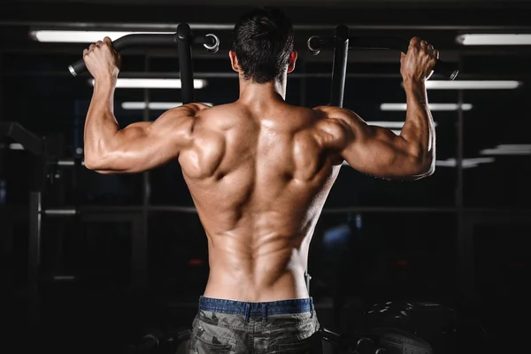 Terug spier mans terug fitness en bodybuilding fitness en bodybuilding — Stockfoto