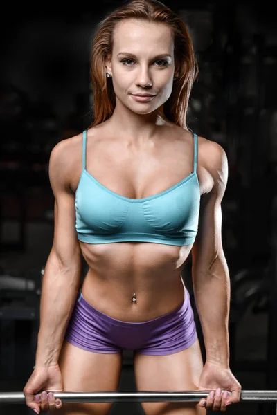 Atletisk ung kvinna modell poserar och utövar fitness träning — Stockfoto