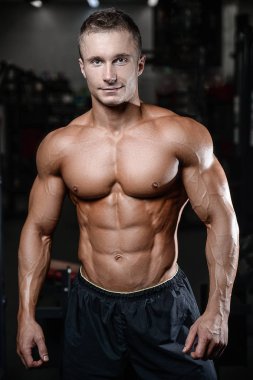 Yakışıklı fitness model tren jimnastik salonu kas kazanç