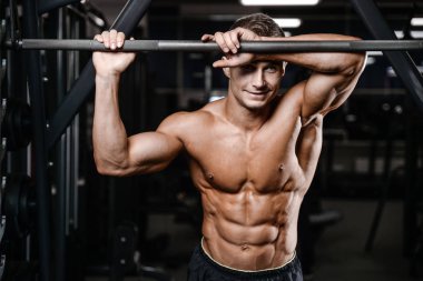 Yakışıklı fitness model tren jimnastik salonu kas kazanç