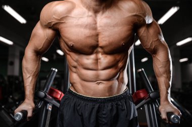 Yakışıklı fitness model tren jimnastik salonu kas kazanç