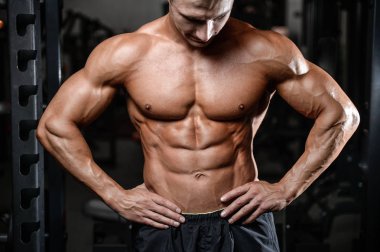 Yakışıklı fitness model tren jimnastik salonu kas kazanç