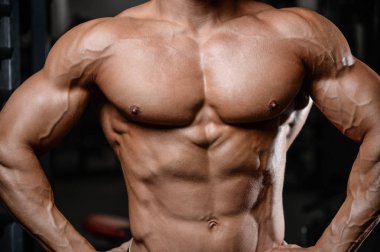Yakışıklı fitness model tren jimnastik salonu kas kazanç
