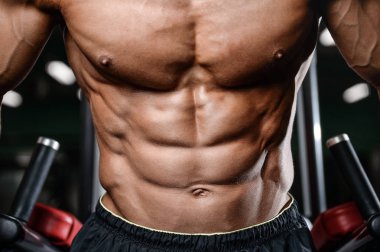 Yakışıklı fitness model tren jimnastik salonu kas kazanç