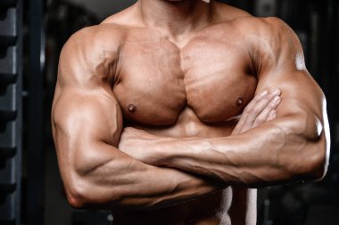 Yakışıklı fitness model tren jimnastik salonu kas kazanç