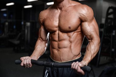 Yakışıklı fitness model tren jimnastik salonu kas kazanç