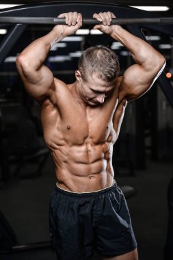 Yakışıklı fitness model tren jimnastik salonu kas kazanç