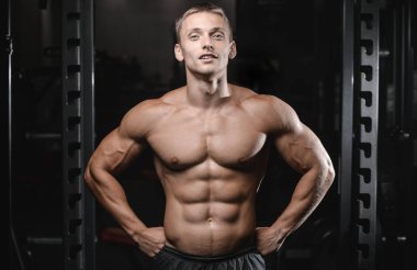 genç adam tren spor salonu sağlık yaşam tarzı seksi beyaz Ma