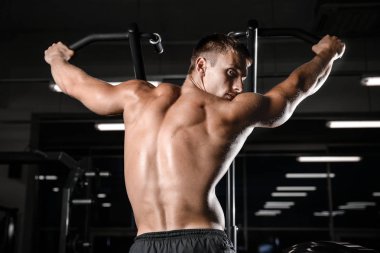 genç adam tren spor salonu sağlık yaşam tarzı seksi beyaz Ma