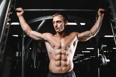 genç adam tren spor salonu sağlık yaşam tarzı seksi beyaz Ma