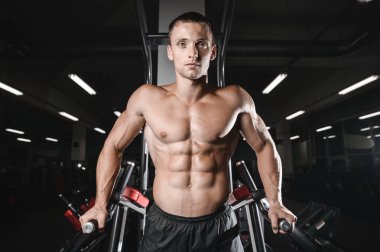 genç adam tren spor salonu sağlık yaşam tarzı seksi beyaz Ma