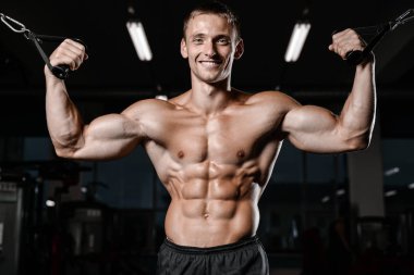 genç adam tren spor salonu sağlık yaşam tarzı seksi beyaz Ma