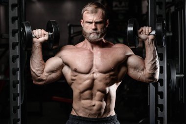 acımasız kaslı adam sakal tıraşsız fitness modeli sağlık