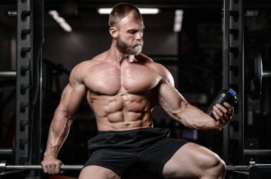 acımasız kaslı adam sakal tıraşsız fitness modeli sağlık