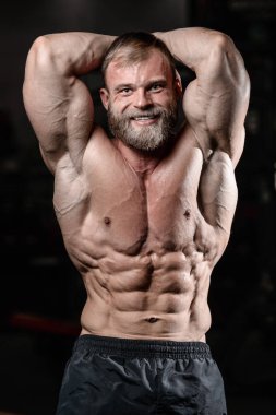 acımasız kaslı adam sakal tıraşsız fitness modeli sağlık