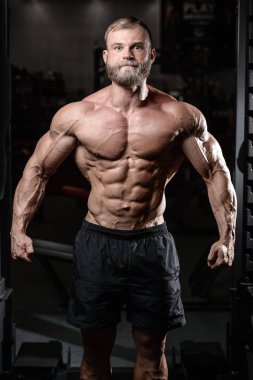 acımasız kaslı adam sakal tıraşsız fitness modeli sağlık