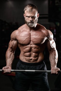 acımasız kaslı adam sakal tıraşsız fitness modeli sağlık