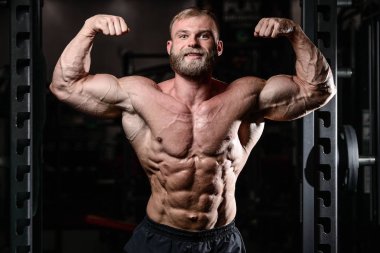 acımasız kaslı adam sakal tıraşsız fitness modeli sağlık