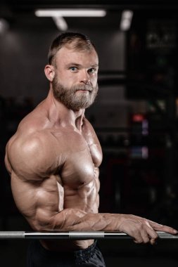 acımasız kaslı adam sakal tıraşsız fitness modeli sağlık