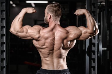 acımasız kaslı adam sakal tıraşsız fitness modeli sağlık