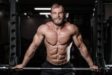 acımasız kaslı adam sakal tıraşsız fitness modeli sağlık