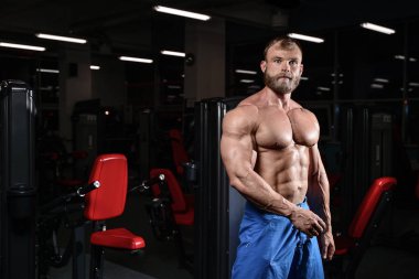 acımasız kaslı adam sakal tıraşsız fitness modeli sağlık
