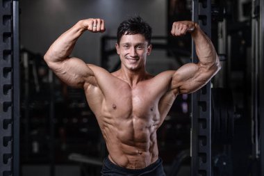 Spor salonu seksi adam Asansör dumbbells eğitim yakışıklı vücut geliştirmeci