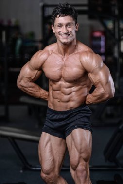 Spor salonu seksi adam Asansör dumbbells eğitim yakışıklı vücut geliştirmeci