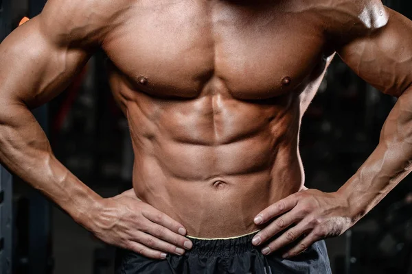 在健身房里英俊健身模型火车增益肌肉 — 图库照片