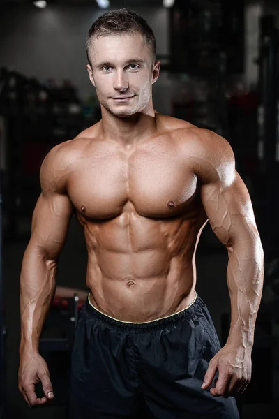 在健身房里英俊健身模型火车增益肌肉 — 图库照片