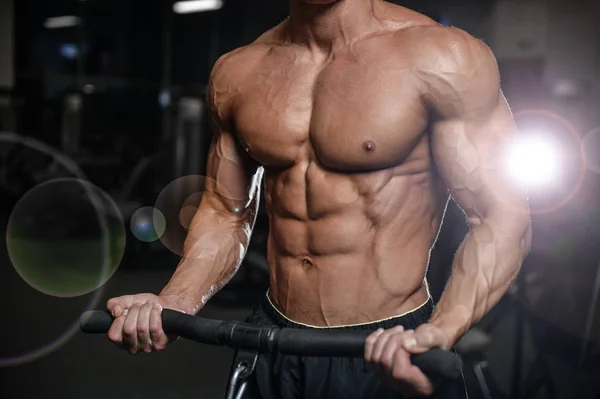 Handsome fitness model train in the gym gain muscle — Stock Photo, Image