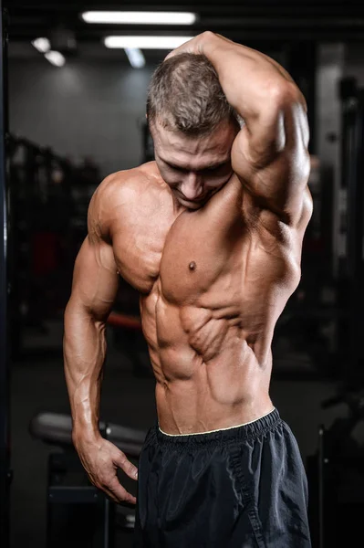 Bello modello di fitness treno in palestra guadagno muscolare — Foto Stock