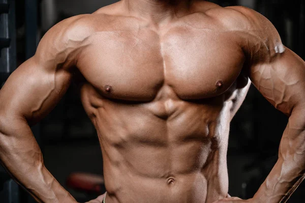 Stilig fitness modell tåg i gymmet få muskler — Stockfoto