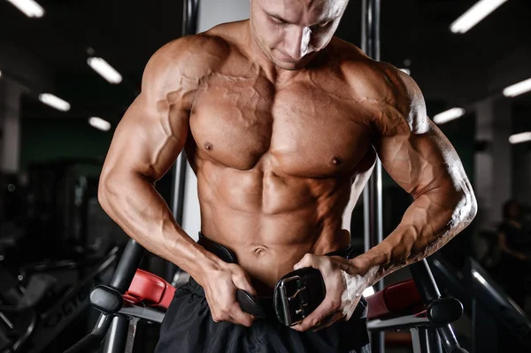 Guapo modelo de fitness tren en el gimnasio ganar músculo — Foto de Stock