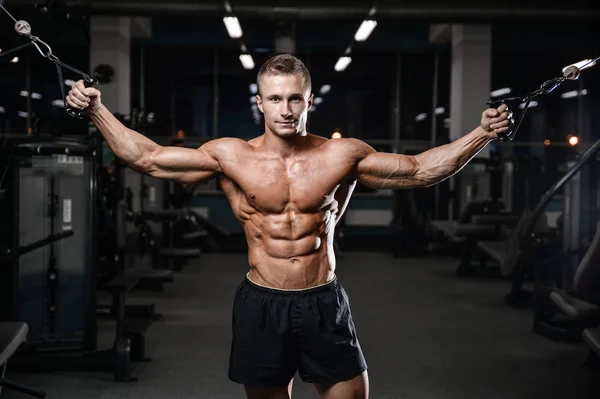 Guapo modelo de fitness tren en el gimnasio ganar músculo — Foto de Stock