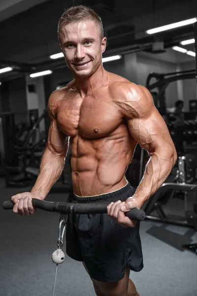 Beau modèle de fitness train dans le muscle de gain de gymnase — Photo