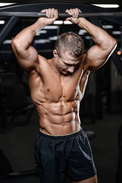 Guapo modelo de fitness tren en el gimnasio ganar músculo — Foto de Stock