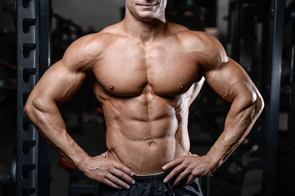 Guapo modelo de fitness tren en el gimnasio ganar músculo —  Fotos de Stock