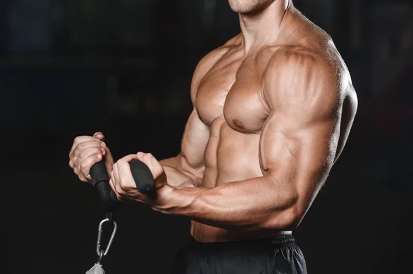 Joven hombre tren en gimnasio cuidado de la salud estilo de vida sexy caucásico ma —  Fotos de Stock