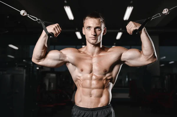 Giovane uomo treno in palestra assistenza sanitaria stile di vita sexy caucasico ma — Foto Stock