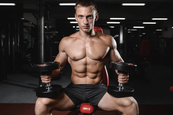 Joven hombre tren en gimnasio cuidado de la salud estilo de vida sexy caucásico ma — Foto de Stock