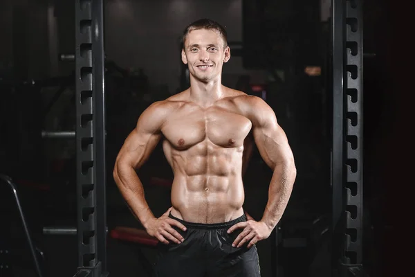 Joven hombre tren en gimnasio cuidado de la salud estilo de vida sexy caucásico ma — Foto de Stock