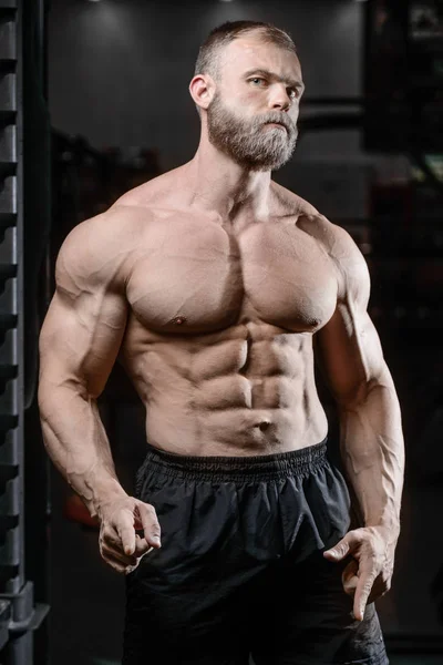 Brutal musculoso hombre con barba sin afeitar fitness modelo de atención médica —  Fotos de Stock
