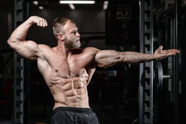 Brutális izmos férfi szakáll, borostás fitness modell egészségügyi — Stock Fotó