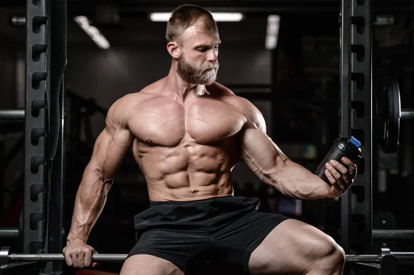 acımasız kaslı adam sakal tıraşsız fitness modeli sağlık